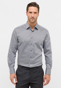 Grijze button-up shirt met een klein geometrisch patroon, lange mouwen en zwarte knopen. Draag het met donkere broeken; gladde stofstructuur.