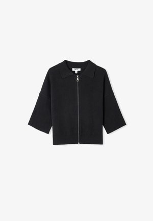 Zwarte cropped trui met rits, geribbelde kraag en mouwen, voorzien van een gladde breistekstuur en brede, korte mouwen.