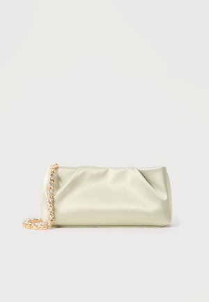 Blød lys grøn satin clutch taske med guld- og krystal kæde-rem, rektangulær form med bløde folder på en ensfarvet baggrund.