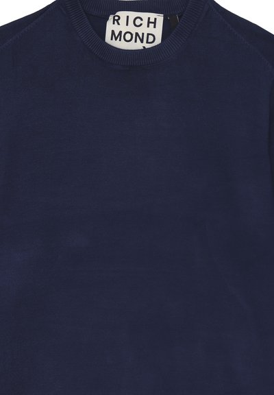 Maglione pullover blu navy con collo a giro, colletto a coste e una texture liscia. L'etichetta riporta "RICH MOND" in testo bianco a contrasto.