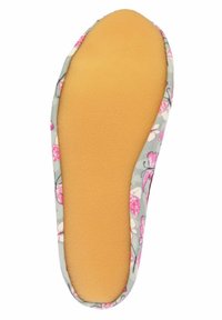 Floral instappers met een grijze stof bovenkant, versierd met roze bloemen, en een zachte, gestructureerde gele zool voor comfort.