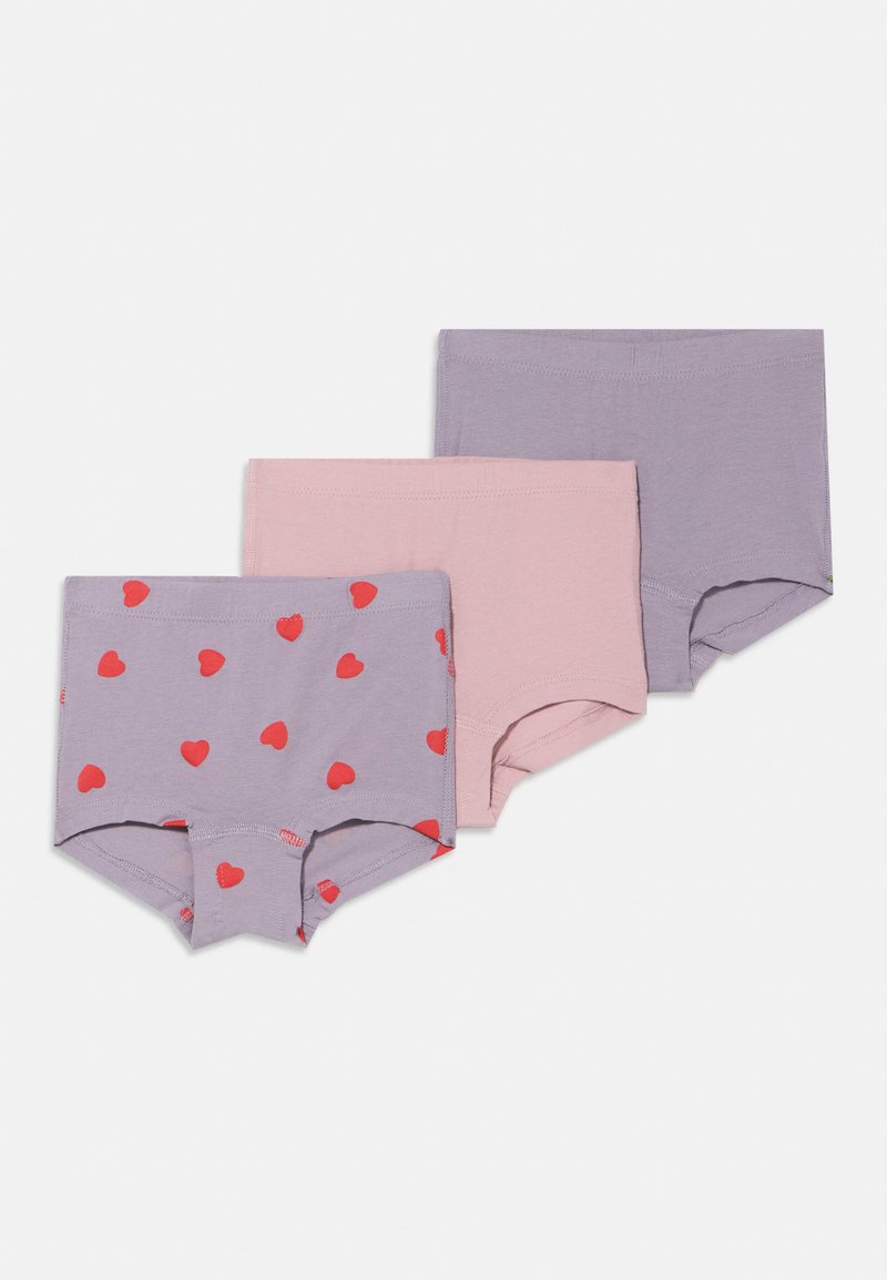 Tre par bomullsshorts i lavendel og rosa. Ett par har hjerte mønster; de andre er ensfargede. Myk, elastisk midjebånd.