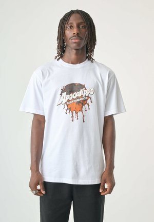 Weißes Baumwoll-T-Shirt mit grafischem Druck, der braune Tropfeffekte und den fetten Text "Apocalippo CLEPTOMANICK" in Schwarz und Orange zeigt.