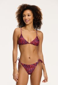 Lila és piros paisley mintás bikini vékony állítható pántokkal és megkötős alsó résszel. Simább anyag dekoratív mintával az egész felületen.