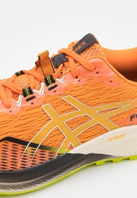 ASICS FUJI LITE 4 - Zapatillas de trail running - bright orange/neon lime