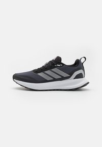 Schwarzer Sportschuh mit Obermaterial aus Mesh, weißer Mittelsohle, strukturiertem Gummisohle und drei grauen Streifen an der Seite. Verfügt über Schnürsenkel und eine Zuglasche.