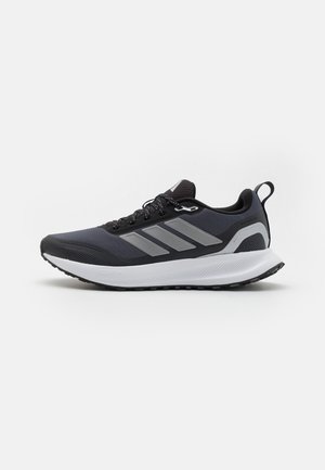 Schwarzer Sportschuh mit Obermaterial aus Mesh, weißer Mittelsohle, strukturiertem Gummisohle und drei grauen Streifen an der Seite. Verfügt über Schnürsenkel und eine Zuglasche.