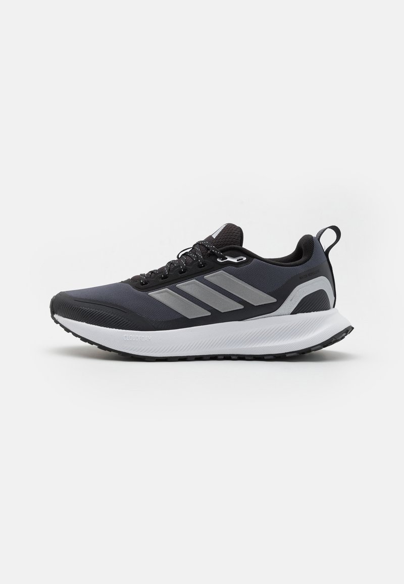 Schwarzer Sportschuh mit Obermaterial aus Mesh, weißer Mittelsohle, strukturiertem Gummisohle und drei grauen Streifen an der Seite. Verfügt über Schnürsenkel und eine Zuglasche.