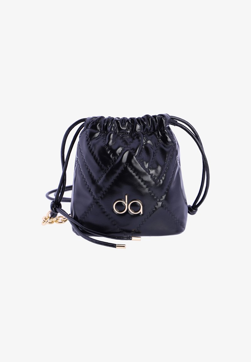 Pequeño bolso negro brillante con cordón, con patrón de puntos en forma de diamante y el logo dorado "da" en el frente, con finos cordones negros.