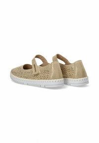Zapatos perforados beige con una correa, que muestran una suela blanca y detalles de costura. Diseñados para la comodidad y la transpirabilidad.