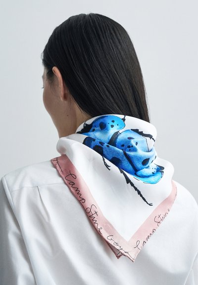 Μεταξωτό κασκόλ με σχέδιο κολλεόπτερου σε μπλε χρώμα και μαύρες λεπτομέρειες, με φως ροζ περίγραμμα και χειρόγραφες γραφές, κρεμασμένο γύρω από το λαιμό.