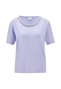 Paarse korte mouwen T-shirt met een ronde halslijn, voorzien van een decoratieve parel accent rond de kraag. Glad stof textuur.