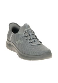 Scarpa sportiva grigia con tomaia in mesh traspirante, lacci elastici, lati testurizzati e soletta imbottita per comfort e supporto.