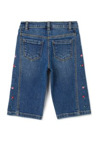 Shorts culotte de mezclilla azul con bordado floral en las costuras, cinco bolsillos y un diseño clásico de cinturilla.