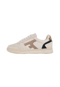 Sneaker in pelle crema con accenti in suede beige. Presentano una punta perforata, lacci bianchi e un dettaglio posteriore di colore verde scuro. Suola in gomma.
