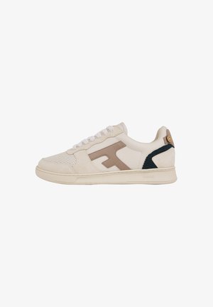 Baskets en cuir crème avec des accents en daim beige. Comprend un embout perforé, des lacets blancs et un détail arrière vert foncé. Semelle en caoutchouc.