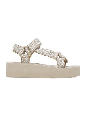 Sandalias de plataforma beige con correas tejidas texturizadas, que presentan un patrón geométrico y cierres ajustables. Plantilla suave y suela gruesa.