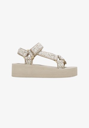 Sandalias de plataforma beige con correas tejidas texturizadas, que presentan un patrón geométrico y cierres ajustables. Plantilla suave y suela gruesa.