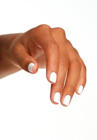 Main avec un teint moyen, cinq doigts affichés. Ongles peints en blanc, texture lisse, forme arrondie, bords propres. Fond uni.