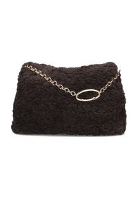 Bruine nepbont handtas met een gouden schouderband en ovale hardwaredetails. Gestructuurde vorm met een pluche textuur, geschikt voor casual gebruik.