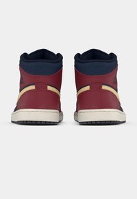 Wysokie trampki z bordo cholewką, granatowym kołnierzem i kremową podeszwą. Posiadają gładką skórzaną teksturę oraz charakterystyczne logo z tyłu.