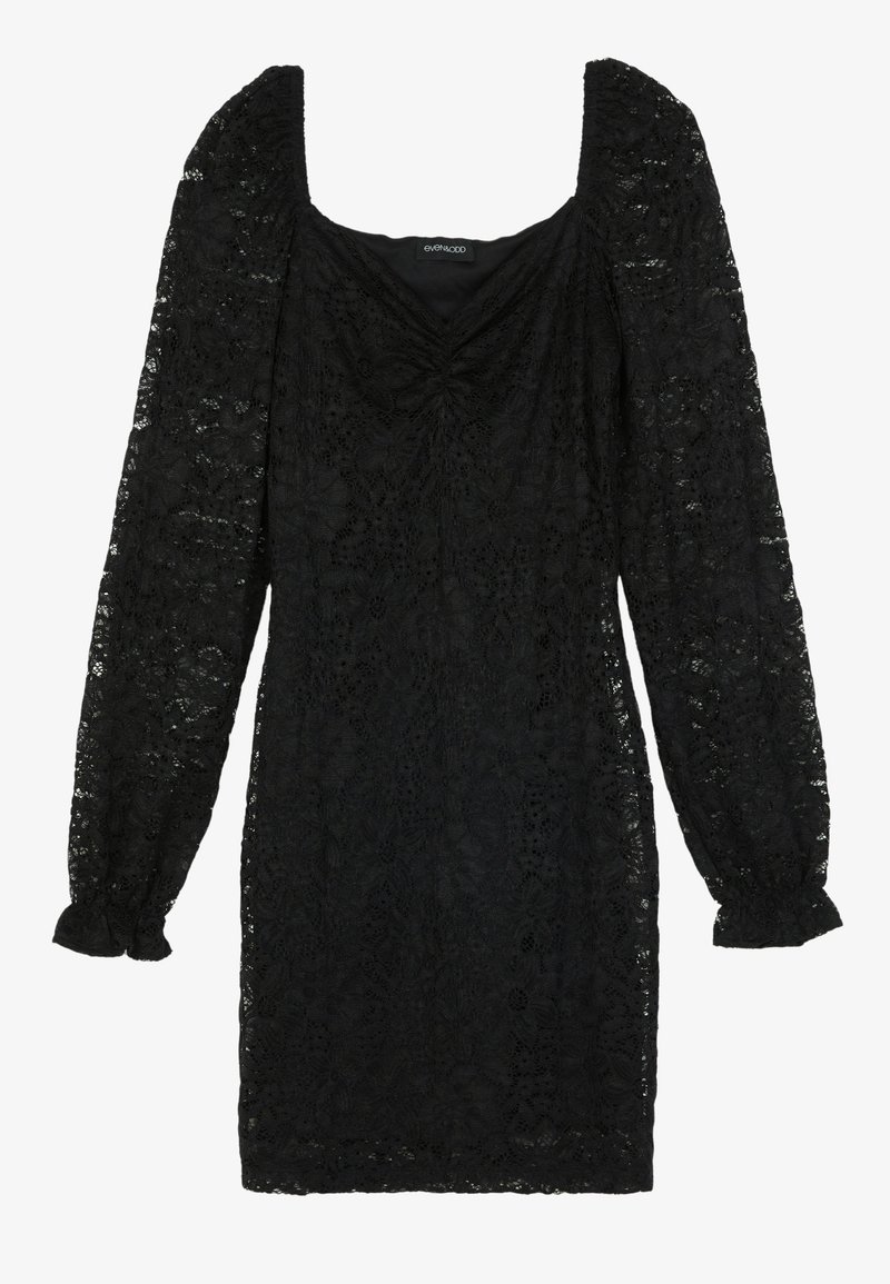 Robe en dentelle noire avec manches longues bouffantes, col carré et motif floral, longueur genou avec un détail légèrement froncé sur la poitrine.