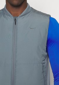 Nike Performance UNLIMITED - Weste - smoke grey