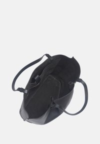 Sac fourre-tout en cuir noir avec extérieur texturé, deux anses solides et un intérieur spacieux comprenant une poche plate. Design lisse et minimaliste.