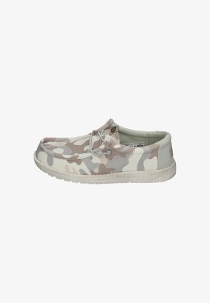 Scarpa slip-on in tonalità grigio chiaro e beige con motivo camouflage. Presenta una tomaia in tessuto morbido, suola piatta e punta rotonda con dettagli di allacciatura minimi.