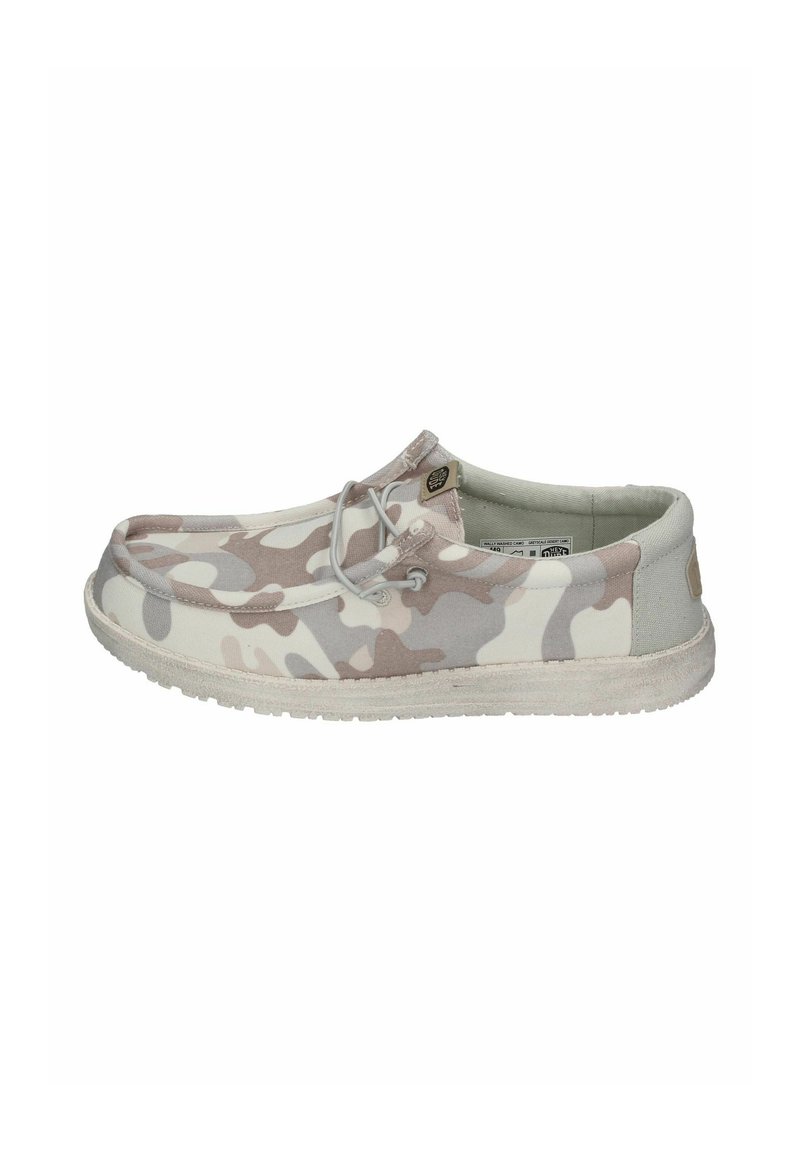 Sneakers w stylu camo w jasnoszarym i beżowym odcieniu. Posiadają miękką cholewkę z tkaniny, płaską podeszwę oraz okrągły czubek z minimalnym detalem sznurowania.