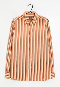 Camicia a maniche lunghe a righe con strisce verticali arancioni, crema e marroni, con bottoni sul davanti, colletto a punta e maniche con polsini.