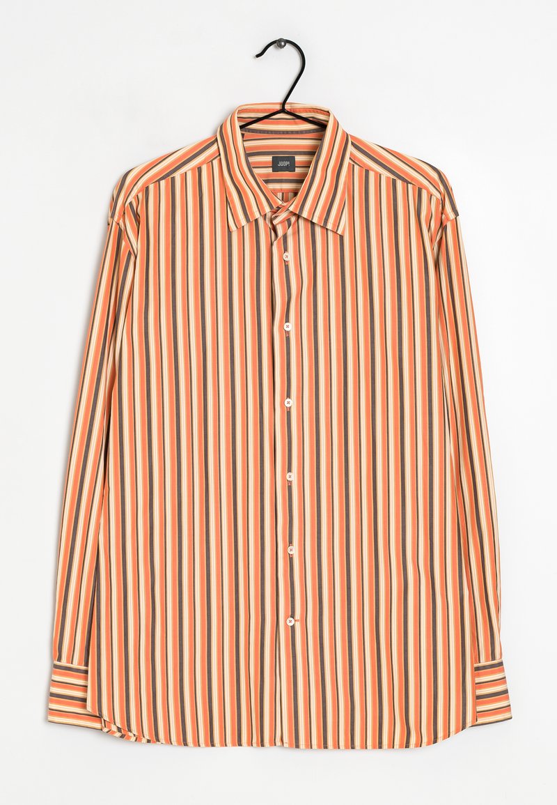 Camicia a maniche lunghe a righe con strisce verticali arancioni, crema e marroni, con bottoni sul davanti, colletto a punta e maniche con polsini.