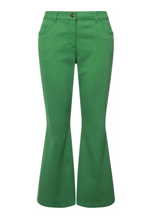 Grüne, ausgestellte Hose aus einem Baumwollmischgewebe. Verfügt über einen Knopfverschluss, Gürtelschlaufen und zwei Fronttaschen. Glatte Textur, lebendige Farbe.