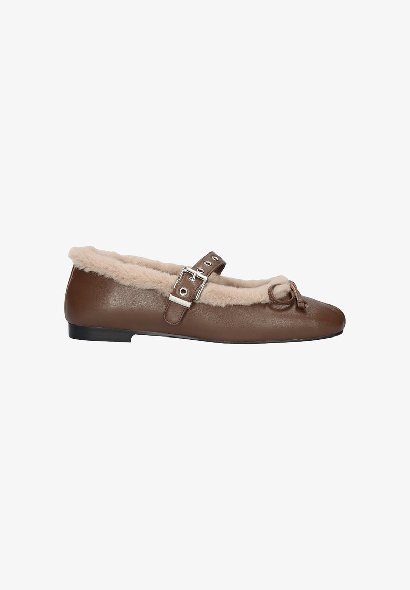 Bailarina de cuero marrón con un suave forro de piel sintética beige, que presenta un nudo decorativo y una correa ajustable con acentos de hebilla de metal.