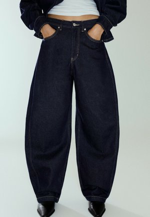 PULL&BEAR, HIGH-WAISTED BALLOON FIT - JEANS. - Coupe large - dark blue