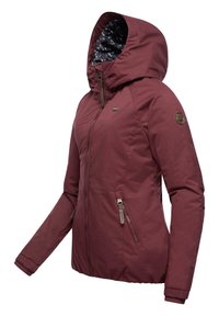 Bordowa kurtka z kapturem, z zapięciem na suwak, elastycznymi mankietami i wzorzystą podszewką. Posiada boczne kieszenie oraz naszywkę z logo na rękawie.