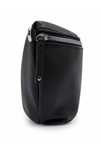 Pochette in pelle nera textured con una cerniera argentata e una linguetta in pelle, mostrata in posizione verticale su uno sfondo bianco.