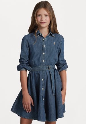 Denim srajčna obleka z dolgimi rokavi, gumbom spredaj, pasom in širokim krilom. Ima majhen logotip na prsih in zavihke na rokavih.
