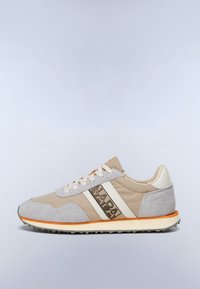 Scarpa da corsa in camoscio beige e grigio con strisce bianche, linea arancione sulla suola intermedia e testo "NAPAPIJRI" sul pannello laterale.