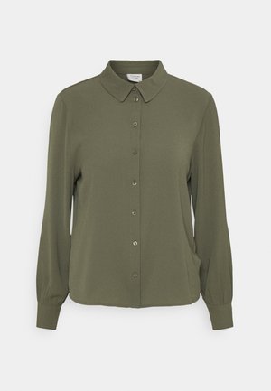 Oliwkowa, zielona bluzka na długi rękaw z guzikami, z okrągłym kołnierzykiem i mankietami, pokazana na gładkim jasnym tle.