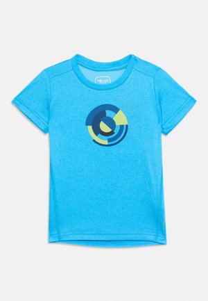 Camiseta de manga corta para niños de color azul brillante con cuello redondo y un gráfico circular multicolor en azul marino y amarillo en el pecho.