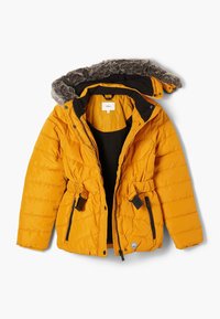 Chaqueta amarilla acolchada con capucha forrada de pelo sintético, doble bolsillo lateral, cintura ceñida con cinturón y forro interior negro. Presenta una textura acolchada.