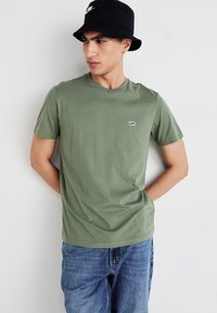 Lee PATCH LOGO TEE - Lihtne T-särk - olive stone