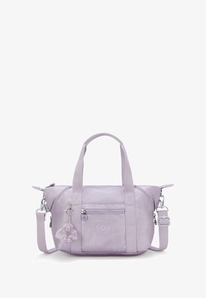 Borsa a mano lilla realizzata in materiale sintetico liscio, con doppie maniglie, una tracolla staccabile e un charm peloso attaccato a una cerniera.