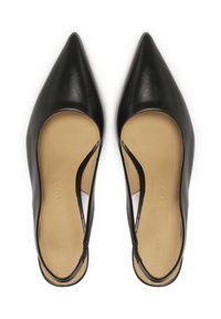 Escarpins noirs en cuir avec talon slingback, bout pointu, semelle intérieure beige et design découpé sur les côtés. Texture lisse et design minimaliste.