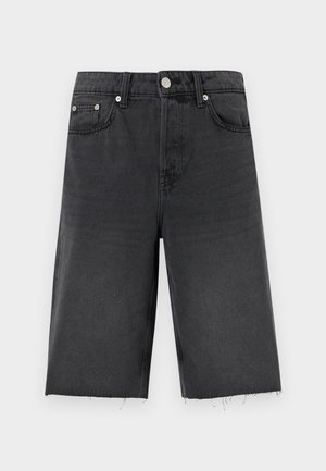 Shorts en denim noir à coupe droite, avec un ourlet légèrement effiloché, des passants de ceinture, cinq poches et des boutons en métal argenté.