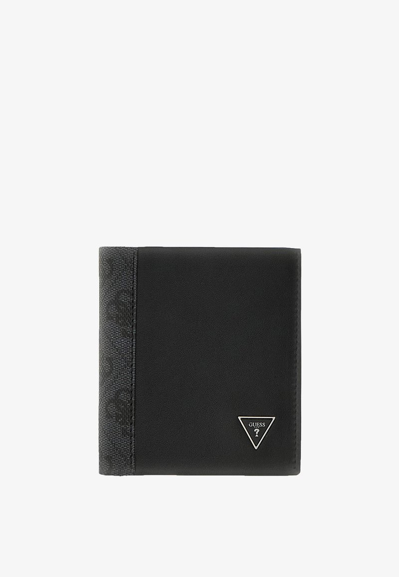 Portefeuille noir bifold avec panneau latéral texturé et petit logo triangulaire en métal Guess dans le coin inférieur droit.
