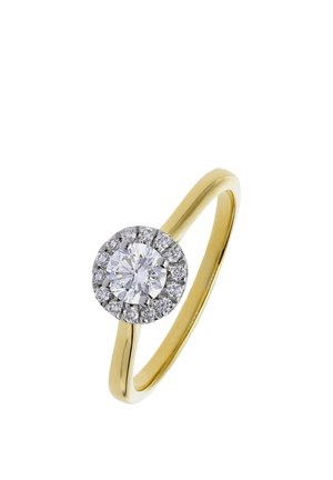 Bague en or avec un diamant rond central entouré d'un halo de diamants plus petits sur fond blanc.