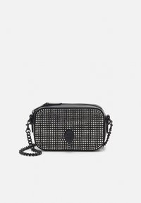 Mustassa suorakaiteen muotoisessa olkalaukussa on metallinen niittipinta, vetoketjukiinnitys ja ketjusanka. Edessä on logolevy.