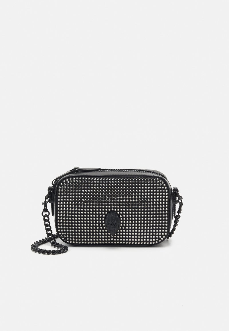 Mustassa suorakaiteen muotoisessa olkalaukussa on metallinen niittipinta, vetoketjukiinnitys ja ketjusanka. Edessä on logolevy.